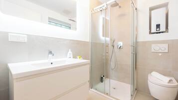 Dusche, Haartrockner, Handtücher