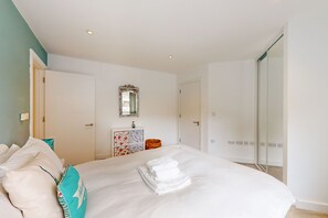 4 bedrooms, desk, iron/ironing board, Internet