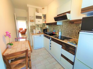 Réfrigérateur, micro-ondes, four, lave-vaisselle