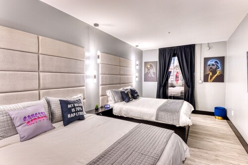 The Bella #101-Young Money Manor Suite