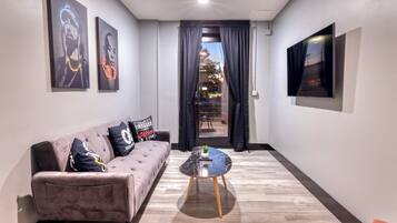 Een smart-tv en een stereo