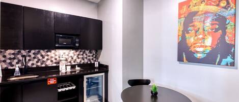 Microondas, cafetera y tetera, utensilios de cocina y comedor