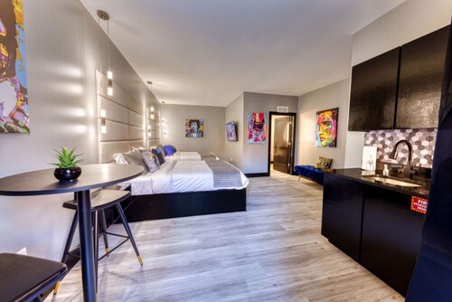 The Bella`s String Kings Suite, King Bed, Sleeps 2, Private Balcony