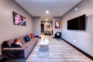 Smart TV, stereo - The Bella`s Rocker`s Rhapsody Suite, Sleeps 4, 2 Queens, Private Patio (Biloxi)