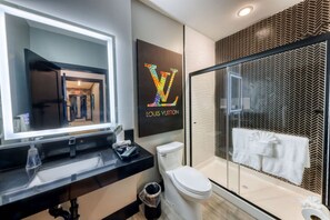 Hair dryer, towels, soap, shampoo - The Bella Downtown, 90210 Suite, Sleeps 2, King Bed, Balcony (Biloxi)