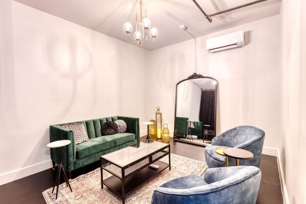 Una Smart TV, un reproductor estéreo