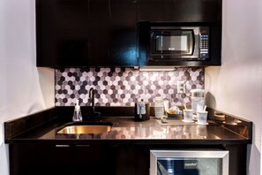 Microondas, cafetera o tetera y utensilios de cocina