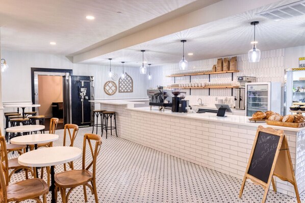 Dining - The Bella`s Blonde Bombshell Suite, Sleeps 4, Private Balcony (Biloxi)