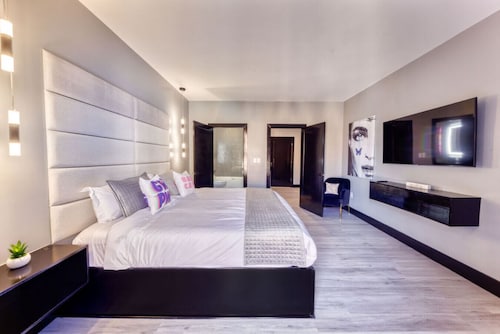 The Bella`s Girls Night Suite, King Bed, Private Balcony