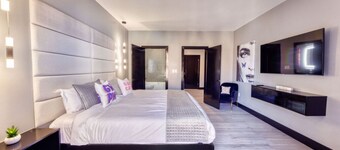 The Bella`s Girls Night Suite, King Bed, Private Balcony