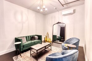 Smart TV, stereo - The Bella`s Purple Prince Suite, Sleeps 2, Private Balcony (Biloxi)