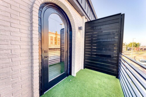 The Bella`s Purple Prince Suite, Sleeps 2, Private Balcony