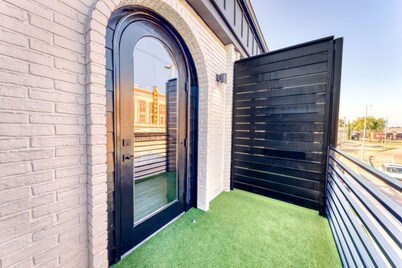 The Bella`s Purple Prince Suite, Sleeps 2, Private Balcony