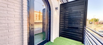 The Bella's Purple Prince Suite, Sleeps 2, Private Balcony