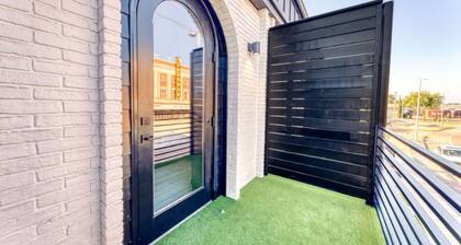 The Bella's Purple Prince Suite, Sleeps 2, Private Balcony