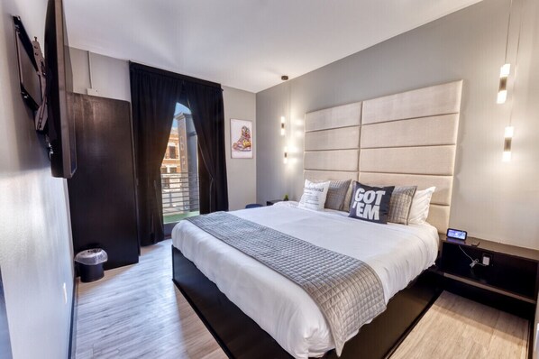 Free WiFi, bed sheets - The Bella`s Sneaker Dreamzzz Suite, Sleeps 2, Private Balcony (Biloxi)