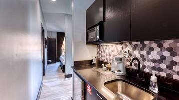 Microondas, cafetera y tetera, utensilios de cocina y comedor