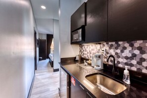 Mikroaaltouuni, kahvin-/teenkeitin, keittoastiat/astiat/ruokailuvälineet