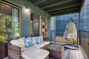 Terrace/patio - A Stones Throw, Relax & Unwind – Free Attraction Tickets, WIFI! (Pigeon Forge)