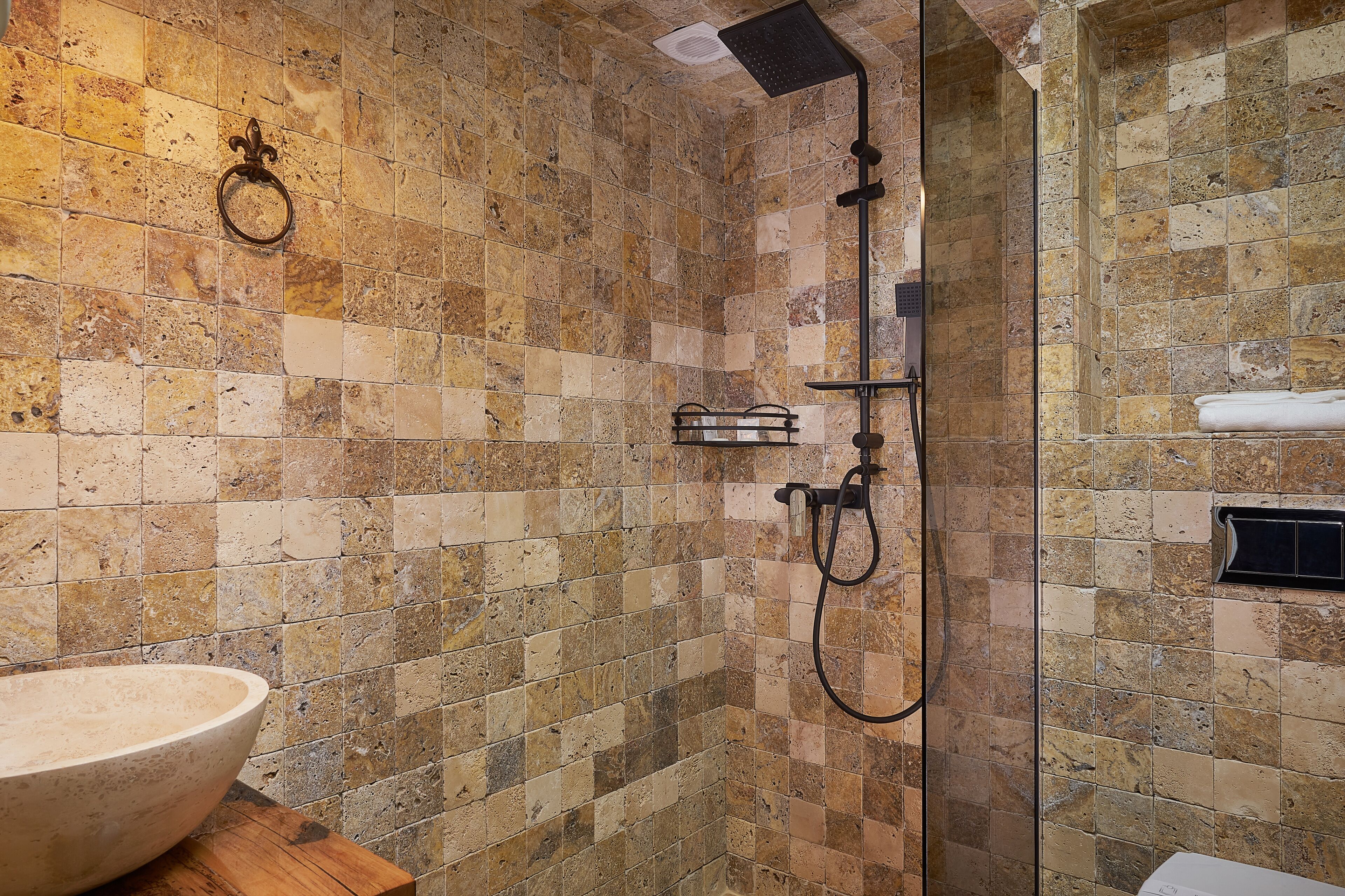 Chambre Double Supérieure | Salle de bain | Douche, sèche-cheveux, chaussons, serviettes fournies