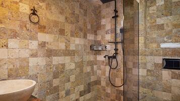 Chambre Double Supérieure | Salle de bain | Douche, sÚche-cheveux, chaussons, serviettes fournies