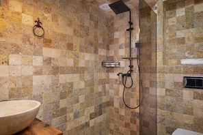 Superior Double Room | Bathroom | Shower, hair dryer, slippers, towels - Piata Unirii Central Apartments (Iasi)