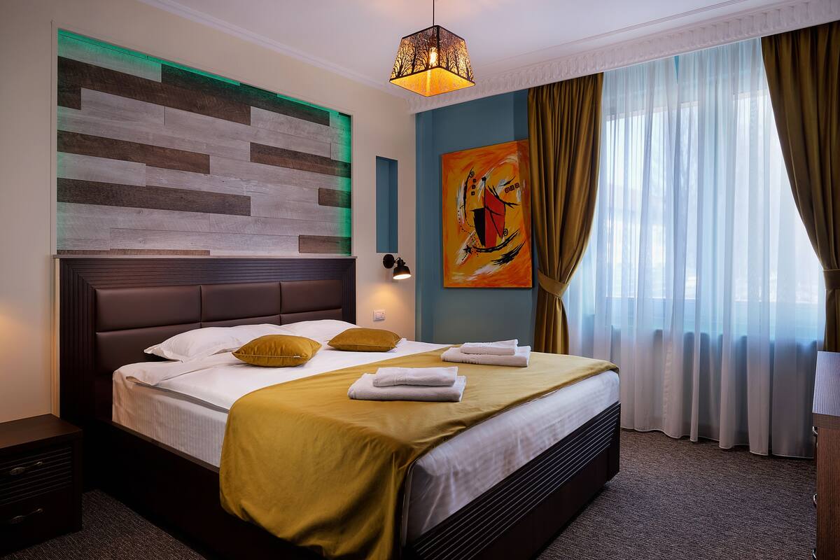 Blackout curtains, soundproofing, iron/ironing board, free WiFi