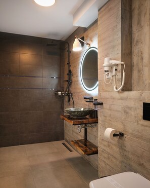 Estudio | Baño | Regadera, secadora de cabello, pantuflas, toallas