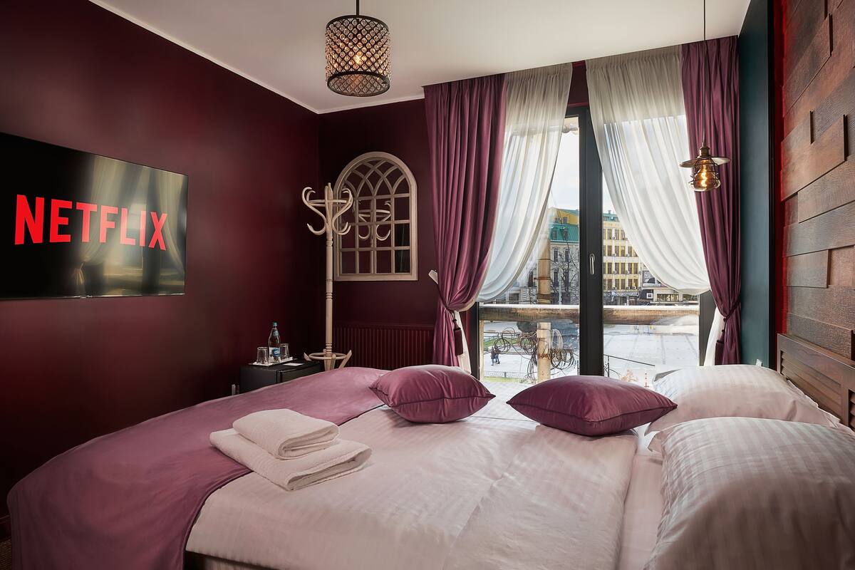 Dobbeltrom – deluxe, byutsikt | Blendingsgardiner, lydisolert, strykejern/-brett og wi-fi (inkludert)