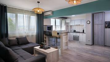 Apartment, 2 Bedrooms | Ruang tamu | TV