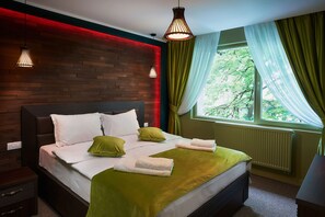 Quarto casal luxo, vista para o pátio | Cortinas blackout, quartos à prova de som, ferros/tábuas de passar roupa