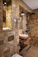 Ducha, secador de pelo, pantuflas, toallas