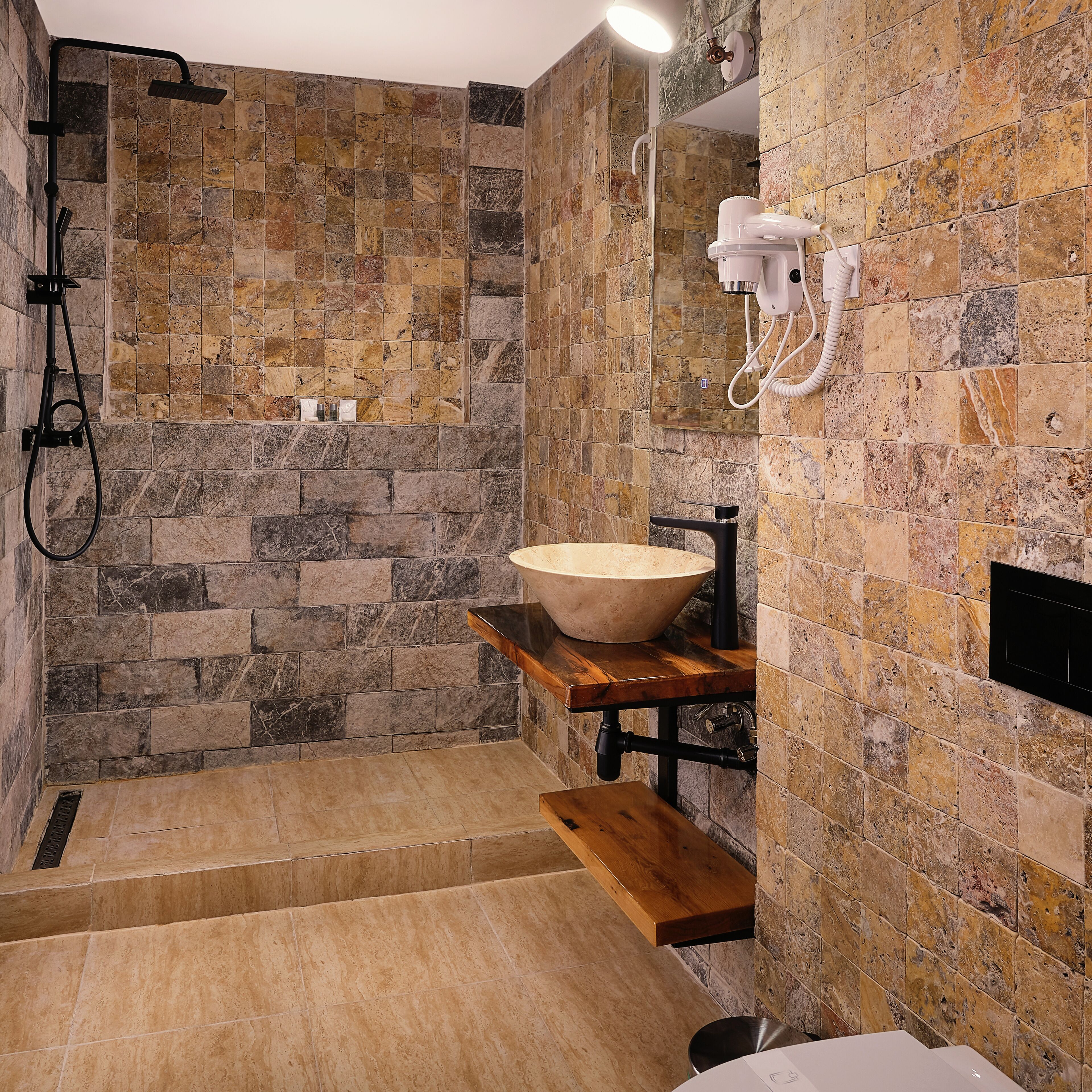 Superior Double Room | Bathroom | Shower, hair dryer, slippers, towels