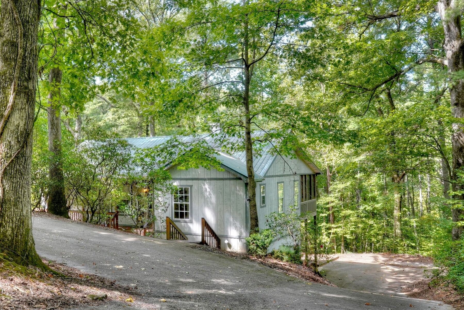 Helen Haus- Spacious Cabin with Hot Tub in the Heart of Downtown Helen