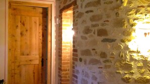 Un mur de pierre avec une porte en bois et une fenêtre.