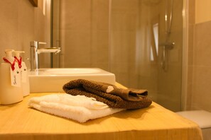 Suite | Bagno | Doccia, asciugacapelli, pantofole, bidet