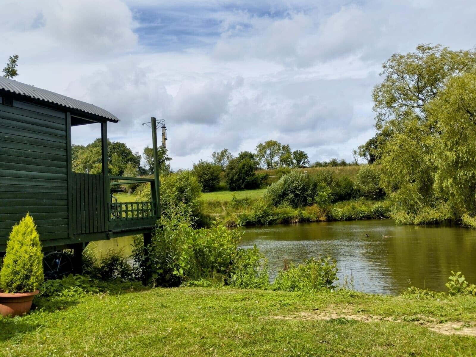 Cosy, peaceful and secluded lakeside shepherds hut.