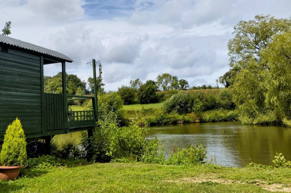 Cosy, peaceful and secluded lakeside shepherds hut.
