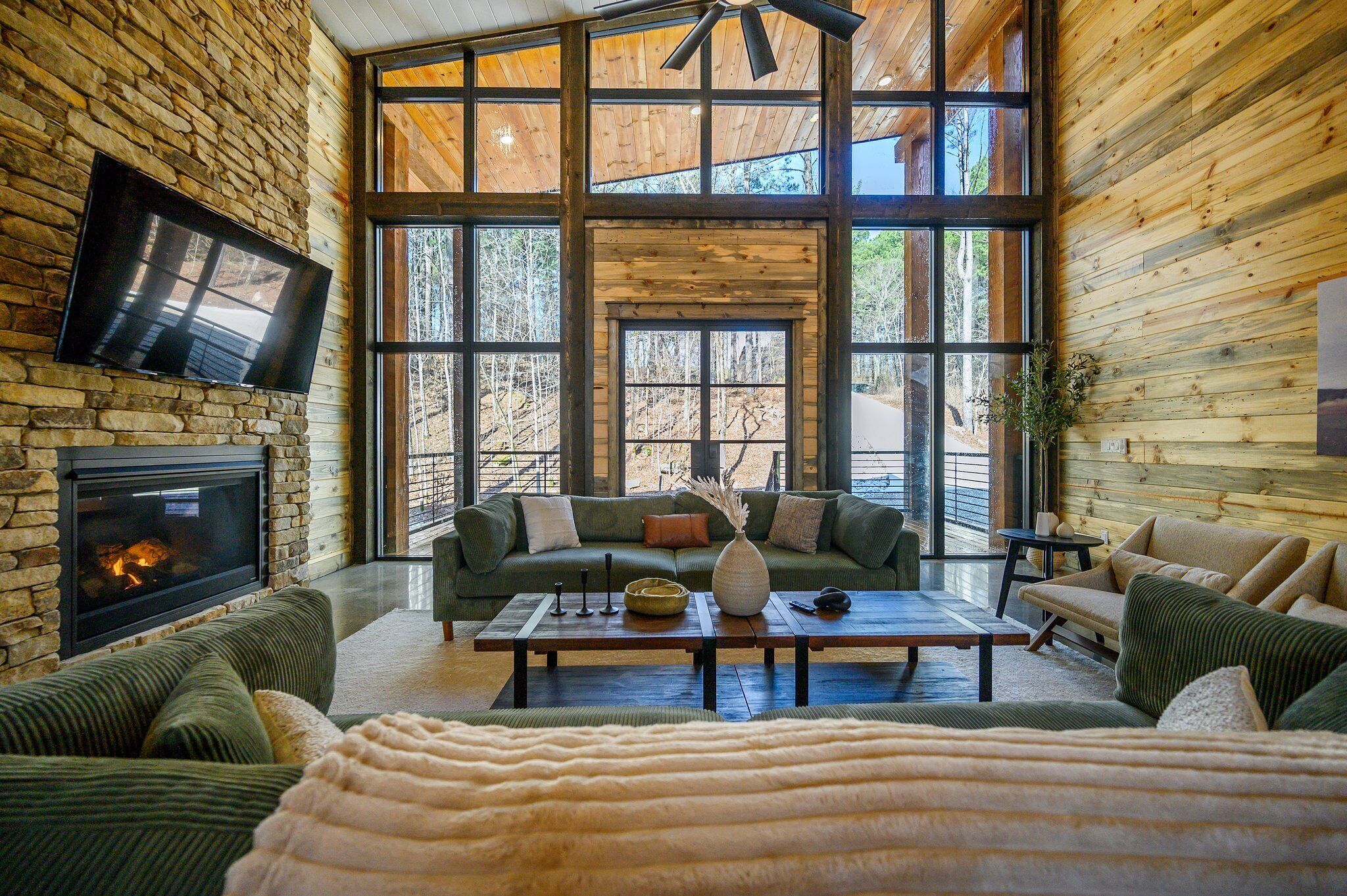 TV connectée, cheminée, jeux vidéo, baby-foot