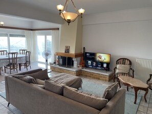 Huis, 3 slaapkamers, balkon, uitzicht op tuin | Woonruimte