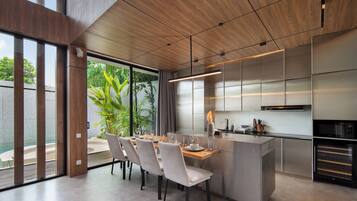 Presidentiële villa, 2 slaapkamers, privézwembad | Privékeuken | Een koelkast, een magnetron, een kookplaat