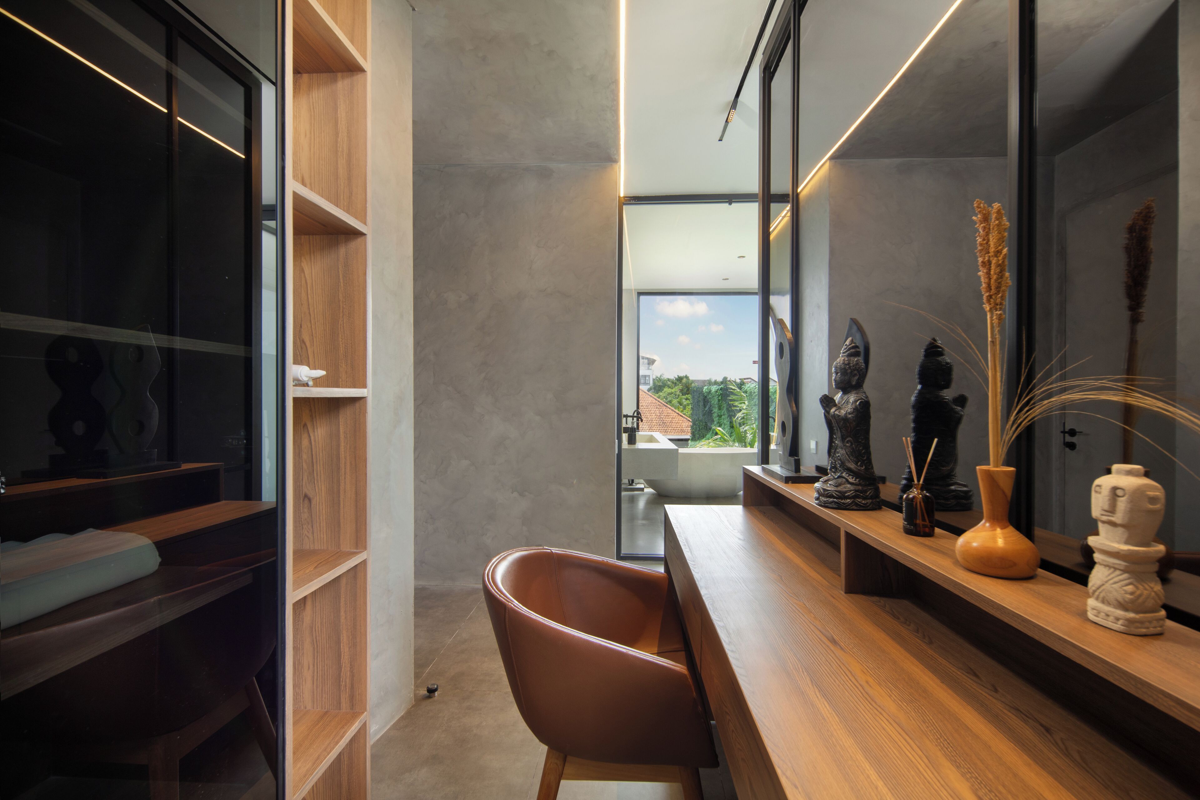 Ein modernes Interieur mit einem Holztisch, einem Stuhl und einer Regal mit Dekorationselementen.