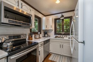 Frigorifero, microonde, forno, piano cottura