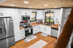 Wasserkocher mit Kaffee-/Teezubehör, Kühlschrank, Mikrowelle, Ofen
