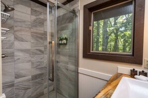 Dusche, Haartrockner, Shampoo