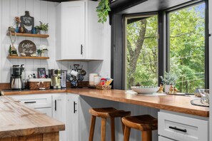 Coffee/tea maker, fridge, microwave, oven