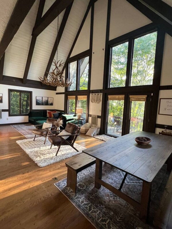 Smart-TV, Kamin, Videospiele, Tischtennisplatte