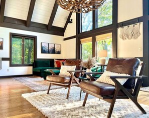 Smart TV, caminetto, videogiochi, tavolo da ping pong