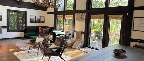 Téléviseur connecté, foyer, jeux vidéo, table de ping-pong