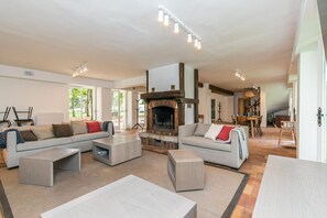 TV connectée, cheminée, baby-foot, table de tennis de table